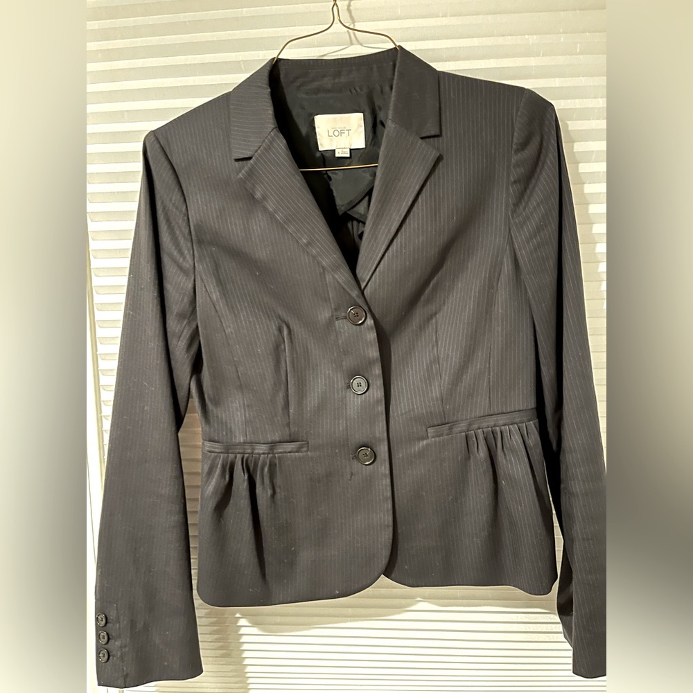 Size 6 Ann Taylor Loft cropped suit jacket